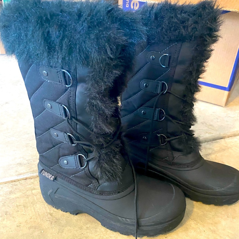 Tundra Black snow boots size 9 EUC